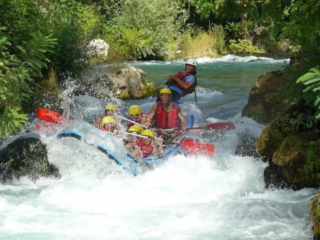 1. vodní sporty: rafting na řece Cetina v Omiši
